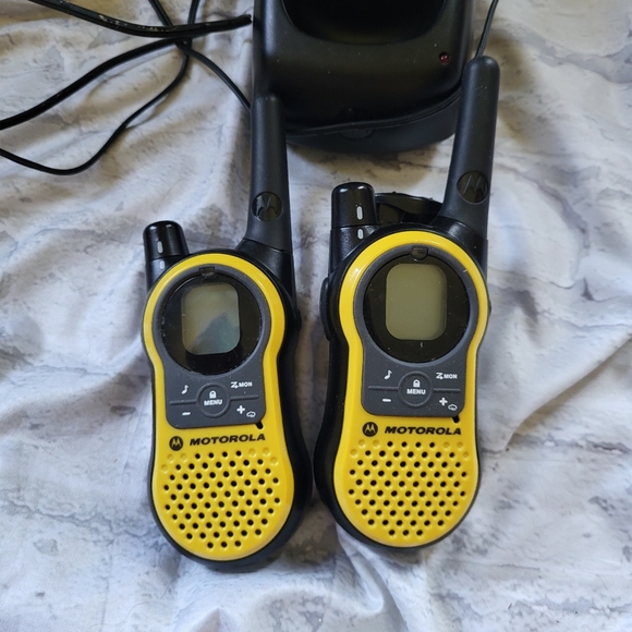 The Motorola Talkabout MH230R is a two-way radio - Walkie Talkie - Picture 3 of 4